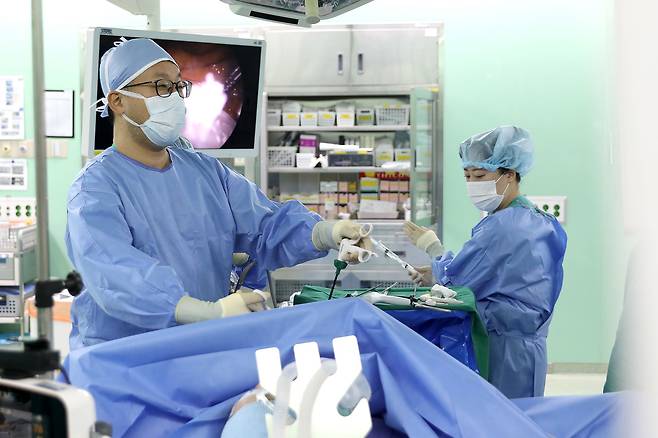 정성원 일산백병원 외과 교수가 복강경 담낭절제술을 시행하고 있다. 사진 일산백병원