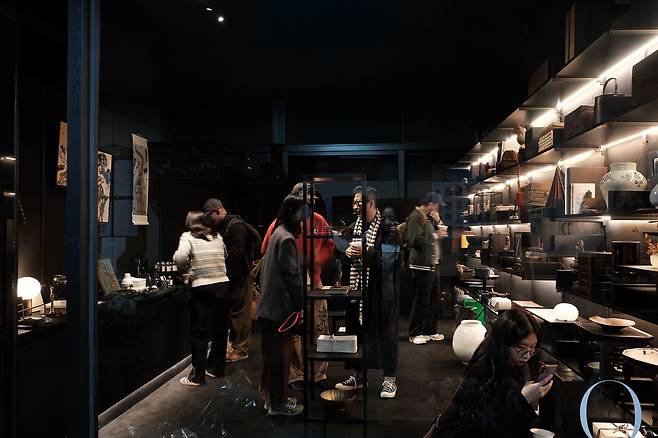 '올드 패션드(old fashioned)'의 약자를 따 만든 고미술품 큐레이션 상점 오브(of)에서 손님들이 고미술품을 둘러보고 있다. 사진 오브