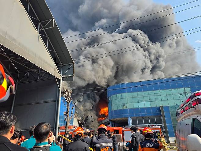 20일 오후 1시 17분께 대전 대덕구 문평동 한 자동차부품 제조 공장에서 불이 났다. 소방 당국은 신고 접수 9분 만에 대응 1단계, 14분 만에 대응 2단계를 발령한 데 이어 다수의 인명피해가 발생할 것을 우려해 오후 1시 53분을 기해 국가소방동원령을 발령했다. 오후 2시 30분 기준 약 50명이 다친 것으로 전해졌다.연합뉴스