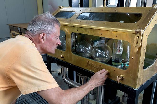 증류는 1,2차로 나눠서 진행되는데 2차 증류시 오크통에 채울 가장 맛과 향이 좋은 부분만을 선별하는 컷팅 작업을 진행하며 2군데로 나눠서 받는다. 장진영 기자