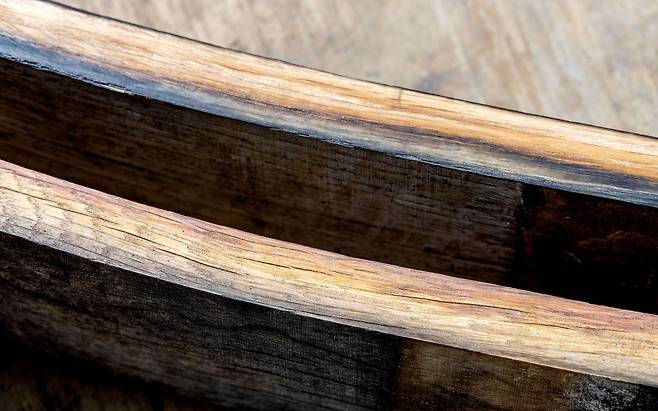 어떤 오크통에 숙성하느냐에 다라 맛과 향이 달라진다. 분해한 오크통의 단면에 그간 담겼던 술의 흔적이 스며들어 있다. 위쪽은 버번 오크통, 아래는 셰리 오크통. 장진영 기자