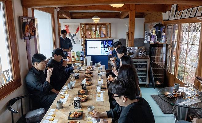 지난 15일 서울 북촌 한옥 위스키바 와옥에서 기원 위스키 시음 행사가 진행되고 있다. 장진영 기자