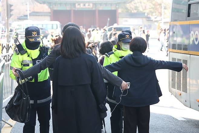 방탄소년단(BTS) 공연이 열리는 21일 서울 광화문 광장 인근 결혼식장을 방문한 하객들이 버스에서 내려 검문검색을 받고 있다. 연합뉴스