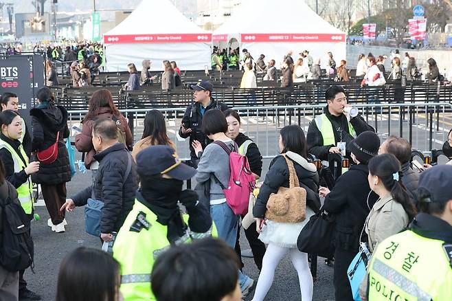 방탄소년단(BTS) 컴백 공연일인 21일 서울 광화문광장에서 시민들과 아미(BTS팬덤)들이 공연장으로 입장하고 있다. 뉴스1