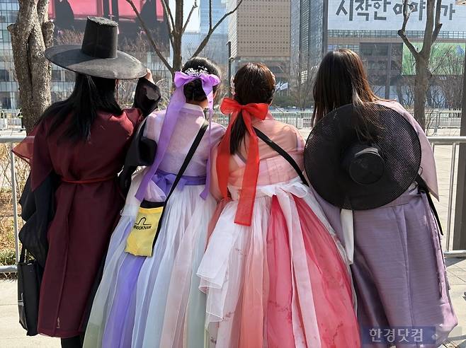 BTS 공연에 한복을 입고 온 팬들 / 사진=이수 기자