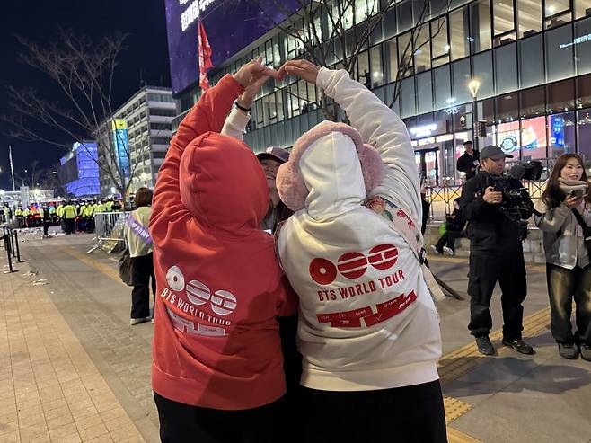 리자 마르티네즈(중간 모자)와 일행 2명이 BTS 광화문 공연이 끝난 직후, 포즈를 취하고 있다. 필리핀에서 온 이들은 3-5년차 '아미(BTS팬)'으로, 이번 공연을 보기 위해 어제 한국에 입국했다./최영총 기자