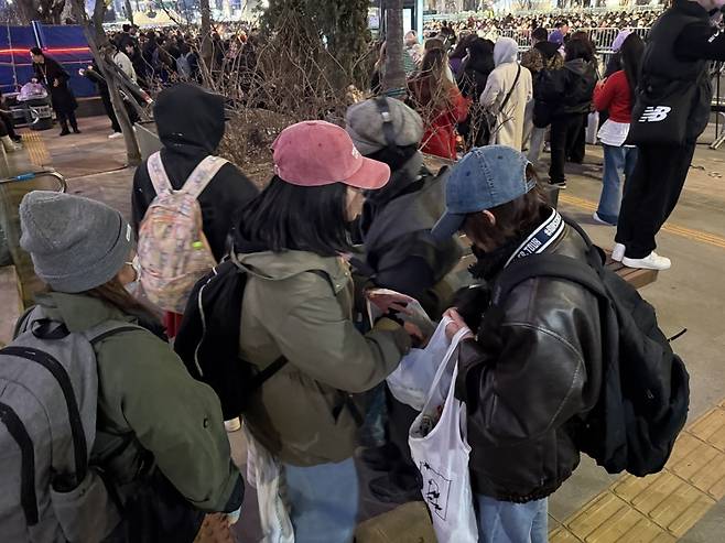 21일 BTS 광화문 공연이 끝난 직후, 해외 아미들이 본인들이 남기고 간 쓰레기를 봉투에 담고 있다./최영총 기자