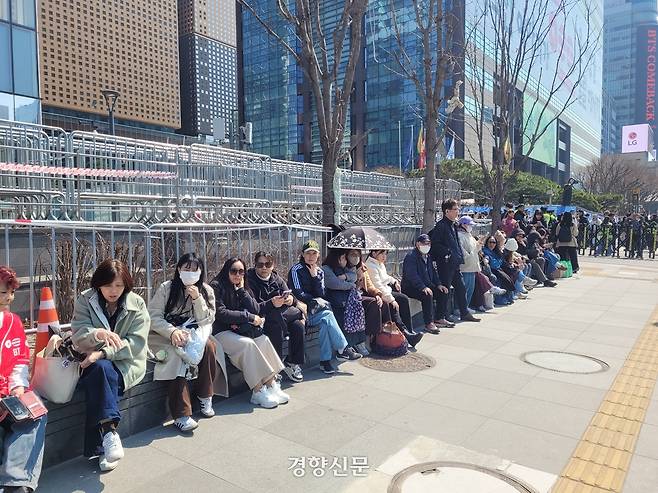 방탄소년단(BTS)의 컴백 공연이 열리는 21일 서울 종로구 광화문광장 일대에 팬들이 자리를 잡고 기다리고 있다. 백민정 기자