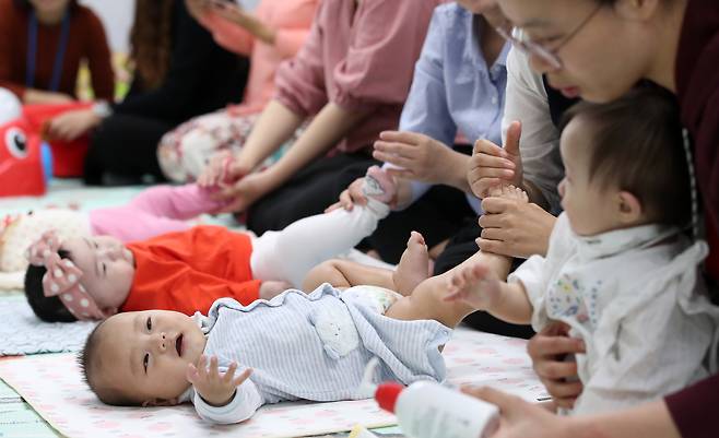 Parents and newborns participate in a program teaching parents how to massage babies at a venue inside Seoul City Hall in Jung District, central Seoul, on Oct. 10, 2019. [NEWS1]