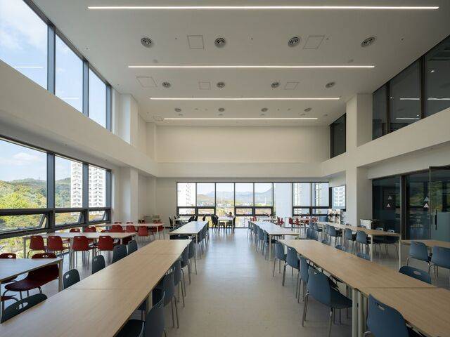 3층 식당. 더블스페이스 구조로 층고가 높다. 우측 창을 통해 4층에서 내려다 볼 수 있다. 이를 통해 3층과 4층이 연결되면서 소통이 잘되도록 했다.