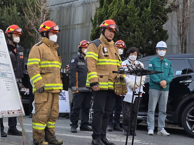 남득우 대전 대덕소방서장이 21일 대전 대덕구 문평동 자동차 부품 제조공장에서 발생한 화재에 대해 설명하고 있다.