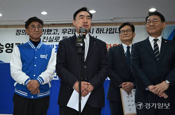 윤관석 전 의원이 2026년 2월20일 인천 남동구 더불어민주당 인천시당을 찾아 복당 신청서를 제출하고 소감을 밝히고 있다. 조병석기자