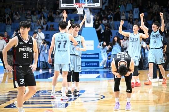승리에 기뻐하는 소노 선수들. 사진[연합뉴스]