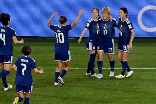 하마노 마이카(오른쪽에서 두 번째)의 골에 기뻐하는 일본 선수들. 사진[AFP=연합뉴스]