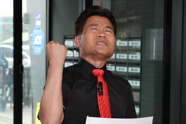 ▲ 지난해 8월 전한길씨가 당 윤리위원회의 징계 절차가 시작된 서울 여의도 당사에서 김근식 최고위원 후보에 대한 징계 요구서를 전달하기에 앞서 입장을 밝히고 있다. ⓒ연합뉴스