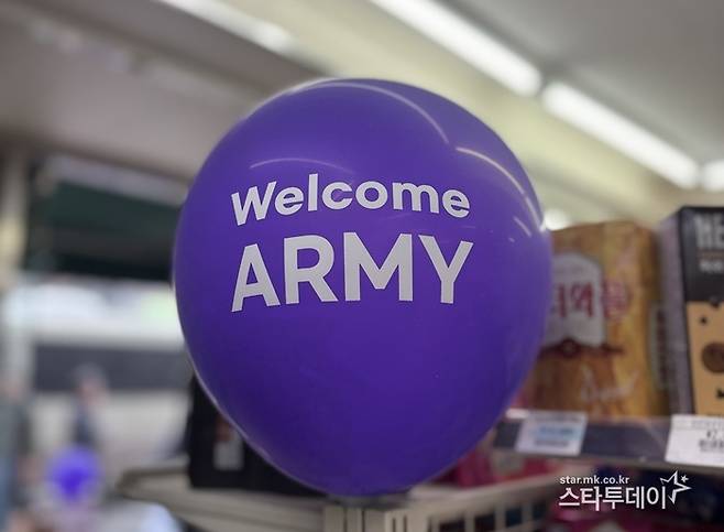 광화문 인근 편의점 내부에 걸린 보라색 풍선. 사진l이다겸 기자