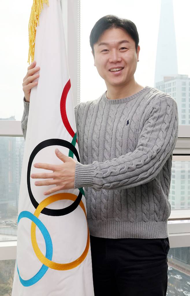 원윤종 IOC 선수위원이 서울 송파구 올림픽회관 IOC 선수위원실에서 오륜기와 함꼐 포즈를 취하고 있다. 김재훈 기자