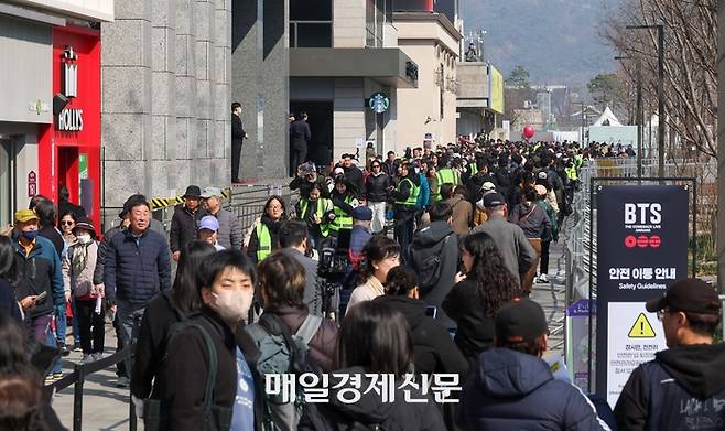 방탄소년단(BTS) 컴백 공연 당일인 21일 서울 종로구 광화문광장 일대가 공연을 관람하기 위해 온 시민들과 외국인 관광객으로 붐비고 있다. 2026.3.21 [한주형기자]