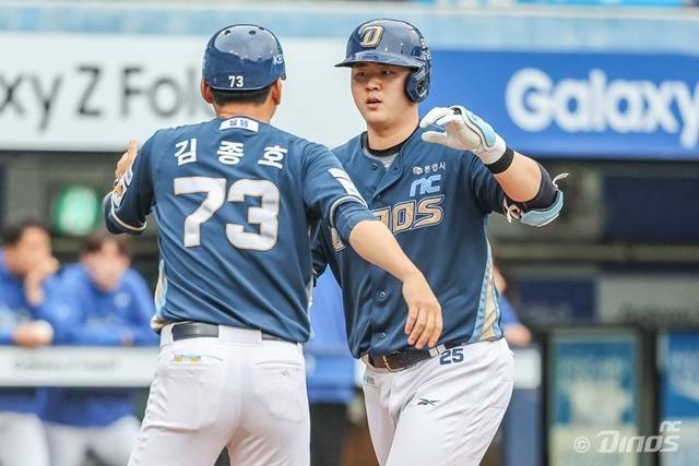 김형준이 지난해 와일드카드 결정전 1차전에서 홈런을 친 뒤 기쁨을 나누고 있다. 사진=NC 제공