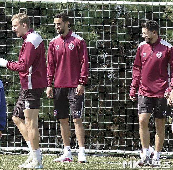 3월 A매치 휴식기 이후 세레스틴과 호흡을 맞출 가능성이 큰 포르투갈 연령별 대표 출신 토비아스 피게이레두(사진 맨 오른쪽). 사진=이근승 기자