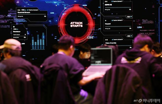 (서울=뉴스1) 1일 오후 서울 강남구 코엑스 그랜드볼룸에서 제1회 인공지능 해킹방어대회(ACDC·AI Cyber Defense Contest) 본선 경기가 열리고 있다.  2025.12.1/뉴스1  Copyright (C) 뉴스1. All rights reserved. 무단 전재 및 재배포,  AI학습 이용 금지. /사진=(서울=뉴스1) 오대일 기자