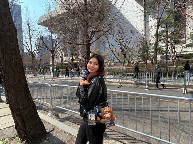 21일 오후 서울 종로구 BTS 컴백 공연장 인근에서 만난 인도 국적 누푸르 베글씨(32)./사진=민수정 기자.