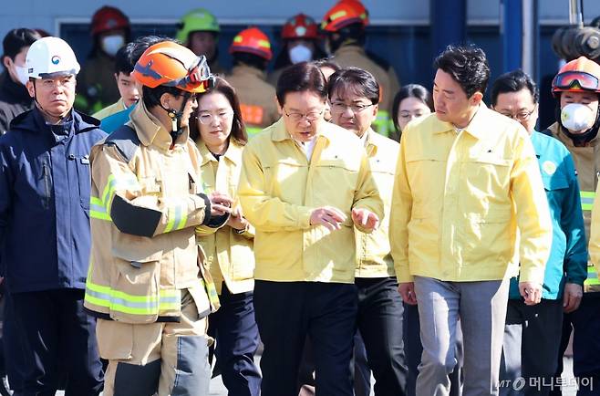 (대전=뉴스1) 김기태 기자 = 이재명 대통령이 21일 오후 대형 화재로 인명피해가 발생한 대전 대덕구 자동차 부품 제조 공장을 찾아 피해 상황을 살피고 있다. 2026.3.21/뉴스1 Copyright (C) 뉴스1. All rights reserved. 무단 전재 및 재배포, AI학습 이용 금지. /사진=(대전=뉴스1) 김기태 기자