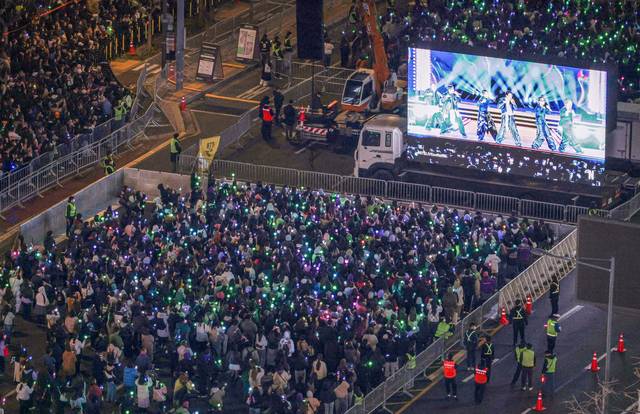 21일 서울 광화문 광장에서 그룹 방탄소년단(BTS)의 정규 5집 ‘아리랑’(ARIRANG) 발매를 기념해 열린 무료 공연 ‘BTS 컴백 라이브: 아리랑’(BTS THE COMEBACK LIVE|ARIRANG)을 찾은 팬들이 대형 스크린을 통해 공연을 관람하고 있다. 사진공동취재단