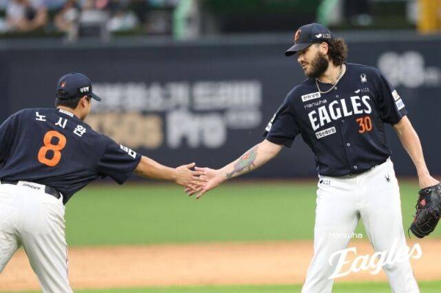 노시환과 코디 폰세./한화 이글스