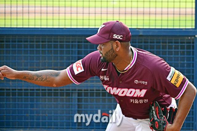 31일 서울 잠실야구장에서 열린 '2025 신한 SOL BANK KBO리그' 키움 히어로즈와 LG 트윈스 경기. 키움 선발 알칸타라가 투구 연습을 하고 있다./마이데일리