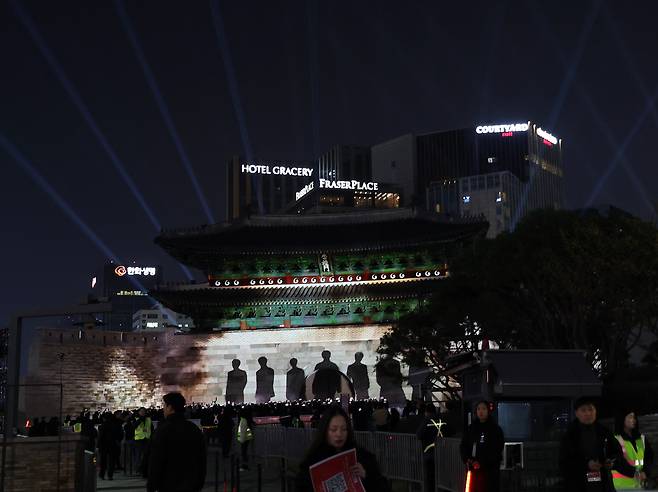 방탄소년단(BTS)의 신보 ‘아리랑’(ARIRANG)이 발매된 20일 서울 숭례문에 미디어 파사드가 펼쳐지고 있다. <연합뉴스>