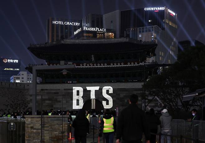 방탄소년단(BTS)의 신보 ‘아리랑’(ARIRANG)이 발매된 지난 20일 서울 숭례문에 미디어 파사드가 펼쳐지고 있다. [연합]
