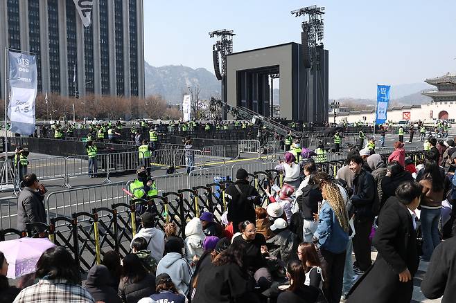 그룹 방탄소년단(BTS)이 정규 5집 ‘아리랑’(ARIRANG) 발매를 기념해 무료 공연 ‘BTS 컴백 라이브: 아리랑’(BTS THE COMEBACK LIVE｜ARIRANG)을 여는 21일 서울 광화문 광장에 설치된 무대에서 진행요원들이 화재 대비 비상 대피 훈련을 하고 있다. [연합]