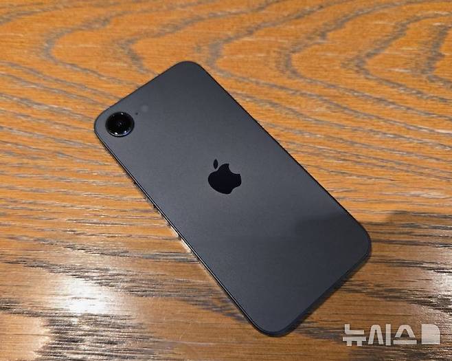 [서울=뉴시스]아이폰17e 블랙 색상 모델의 후면 모습. (사진=윤현성 기자)