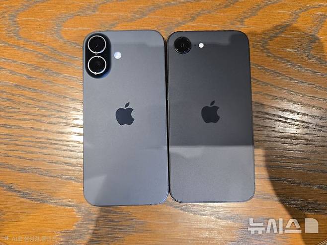 [서울=뉴시스]동일한 블랙 색상의 아이폰17 일반 모델(왼쪽)과 아이폰17e의 모습. (사진=윤현성 기자)