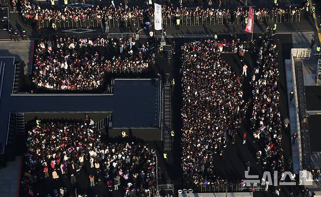[서울=뉴시스] 김선웅 기자 = BTS 팬들이 21일 서울 종로구 광화문광장에서 열리는 BTS 컴백 공연을 관람하기 위해 관객석으로 입장하고 있다. 2026.03.21. photo@newsis.com