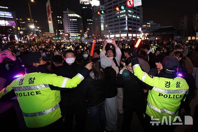 [서울=뉴시스] 권창회 기자 = 방탄소년단(BTS) 팬들이 21일 서울 종로구 광화문광장에서 열린 'BTS 컴백 라이브: 아리랑(ARIRANG)' 공연을 즐기고 있다. 2026.03.21. kch0523@newsis.com