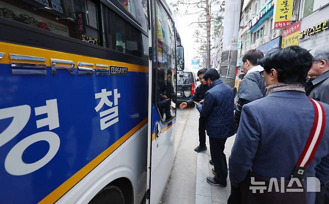 [서울=뉴시스] 조성우 기자 = 그룹 방탄소년단(BTS) 컴백 공연이 열리는 21일 오후 서울 중구 을지로3가역 인근에서 공연장 주변 결혼식 하객들이 경찰 기동대 버스를 이용해 이동하고 있다. 서울경찰청은 이날 오후 3시부터 4시까지 을지로3가역~한국프레스센터 구간에 기동대 버스를 투입해 하객 이동을 지원한다고 밝혔다. 2026.03.21. xconfind@newsis.com