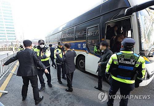 경찰 버스에서 내린 결혼식 하객들 (서울=연합뉴스) 김성민 기자 = 그룹 방탄소년단(BTS)이 정규 5집 '아리랑'(ARIRANG) 발매를 기념해 무료 공연 'BTS 컴백 라이브: 아리랑'(BTS THE COMEBACK LIVE|ARIRANG)을 여는 21일 서울 광화문 광장 인근 결혼식장을 방문한 하객들이 버스에서 내려 검문검색을 받고 있다. 2026.3.21 ksm7976@yna.co.kr