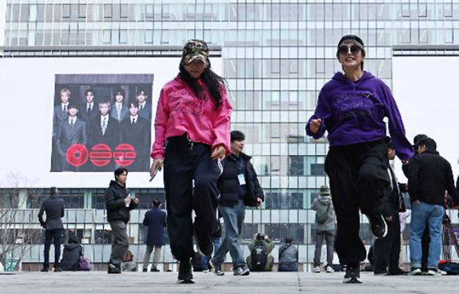 그룹 방탄소년단(BTS)의 컴백 공연을 하루 앞둔 20일 서울 종로구 광화문광장의 한 전광판에 관련 영상이 나오고 있다. 연합뉴스