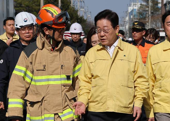 이재명 대통령이 21일 대전 대덕구 안전공업 건물의 대형 화재 현장을 찾아 상황보고를 받고 있다. 연합뉴스
