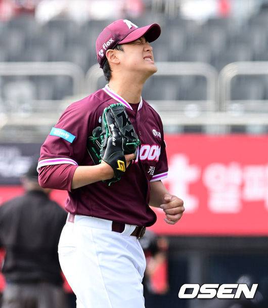 [OSEN=수원, 지형준 기자] 20일 경기도 수원 KT위즈파크에서 ‘2026 신한 SOL KBO리그’ 시범경기 KT 위즈와 키움 히어로즈의 경기가 열렸다.KT는 10위(1승 2무 4패), 키움는 공동 8위(2승 1무 4패)를 기록중이다. 1회말 키움 정현우가 선제 실점을 허용하며 아쉬워하고 있다. 2026.03.20&nbsp;/ jpnews@osen.co.kr