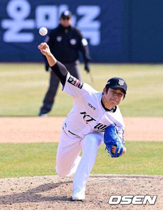 [OSEN=수원, 지형준 기자] 프로야구 KT 위즈가 투타조화를 이루며 시범경기 최하위에서 탈출했다.&nbsp;KT는 20일 수원 KT위즈파크에서 열린 ‘2026 신한은행 SOL Bank KBO리그’ 키움 히어로즈와의 시범경기에서 4-1로 승리하고 시범경기 최하위에서 탈출했다. 2승 2무 4패를 기록중이다. 키움은 지난 19일 승리로 꼴찌에서 탈출했지만 이날 패배로 다시 10위(2승 1무 5패)로 주저앉았다.&nbsp;9회초 KT 박영현이 역투하고 있다. 2026.03.20&nbsp;/ jpnews@osen.co.kr