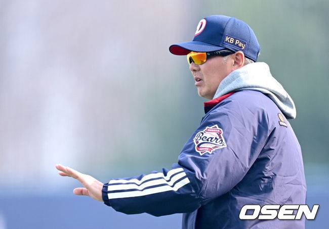 [OSEN=이천, 최규한 기자] 15일 경기도 이천 두산베어스파크에서 ‘2026 신한 SOL KBO리그’ 시범경기 두산 베어스와 삼성 라이온즈의 경기가 열렸다.이날 경기는 홈팀 두산이 8-2로 승리를 거뒀다.경기를 마치고 승리한 두산 김원형 감독이 선수들을 맞이하고 있다. 2026.03.15 / dreamer@osen.co.kr