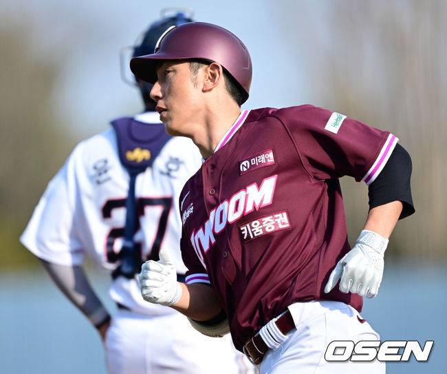 [OSEN=이천, 최규한 기자] 12일 경기도 이천 두산베어스파크에서 ‘2026 신한 SOL KBO리그’ 시범경기 두산 베어스와 키움 히어로즈의 경기가 열렸다.시범경기는&nbsp;오늘(12일)부터&nbsp;오는 24일까지 진행되며, 각 팀이 12경기씩 치러 총 60경기가 펼쳐질 예정이다.8회초 1사 주자없는 상황 키움 서건창이 추격의 우월 솔로포를 날리고 홈을 밟은 뒤 더그아웃으로 향하고 있다. 2026.03.12 / dreamer@osen.co.kr