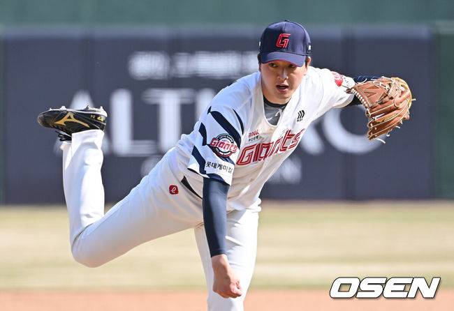 [OSEN=부산, 이석우 기자] 21일 부산 사직야구장에서 2026 신한 SOL KBO 리그 롯데 자이언츠와 한화 이글스의 시범경기가 열렸다. 홈팀 롯데는 로드리게스가, 방문팀 한화는 엄상백이 선발 출전했다.롯데 자이언츠 김원중이 역투하고 있다. 2026.03.21 / foto0307@osen.co.kr