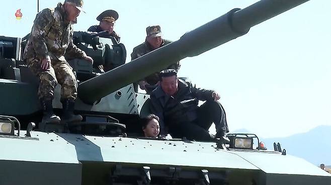 김정은, 신형탱크·드론 동원 공격훈련 지도. 김주애가 조종석에 앉아 있다.