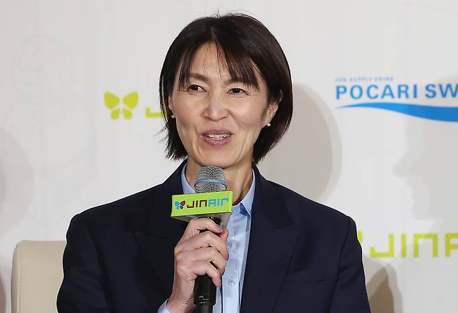 20일 서울 강남구 호텔 리베라에서 열린 '진에어 2025-2026 V-리그 포스트시즌 미디어데이'에서 흥국생명 요시하라 도모코 감독이 질문에 답하고 있다. 연합뉴스