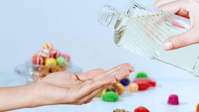 브로콜리·양배추 같은 채소와 베리류는 항산화 성분이 풍부한 식재료로 꼽힌다. 전문가들은 채소 섭취 비중을 높이고 정제된 당류와 가공식품을 줄이는 식단이 현실적인 건강 관리 방법이 될 수 있다고 설명한다. 게티이미지