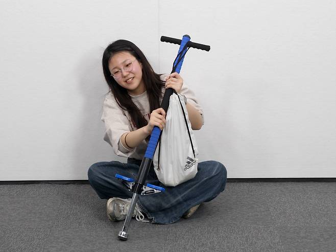 한재경 PD가 스카이콩콩으로 버터 만들기에 도전한 뒤 힘들어하고 있다.